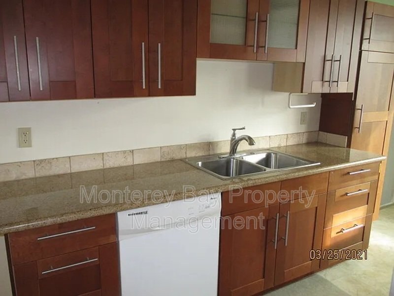 696 Hawthorne Street property image